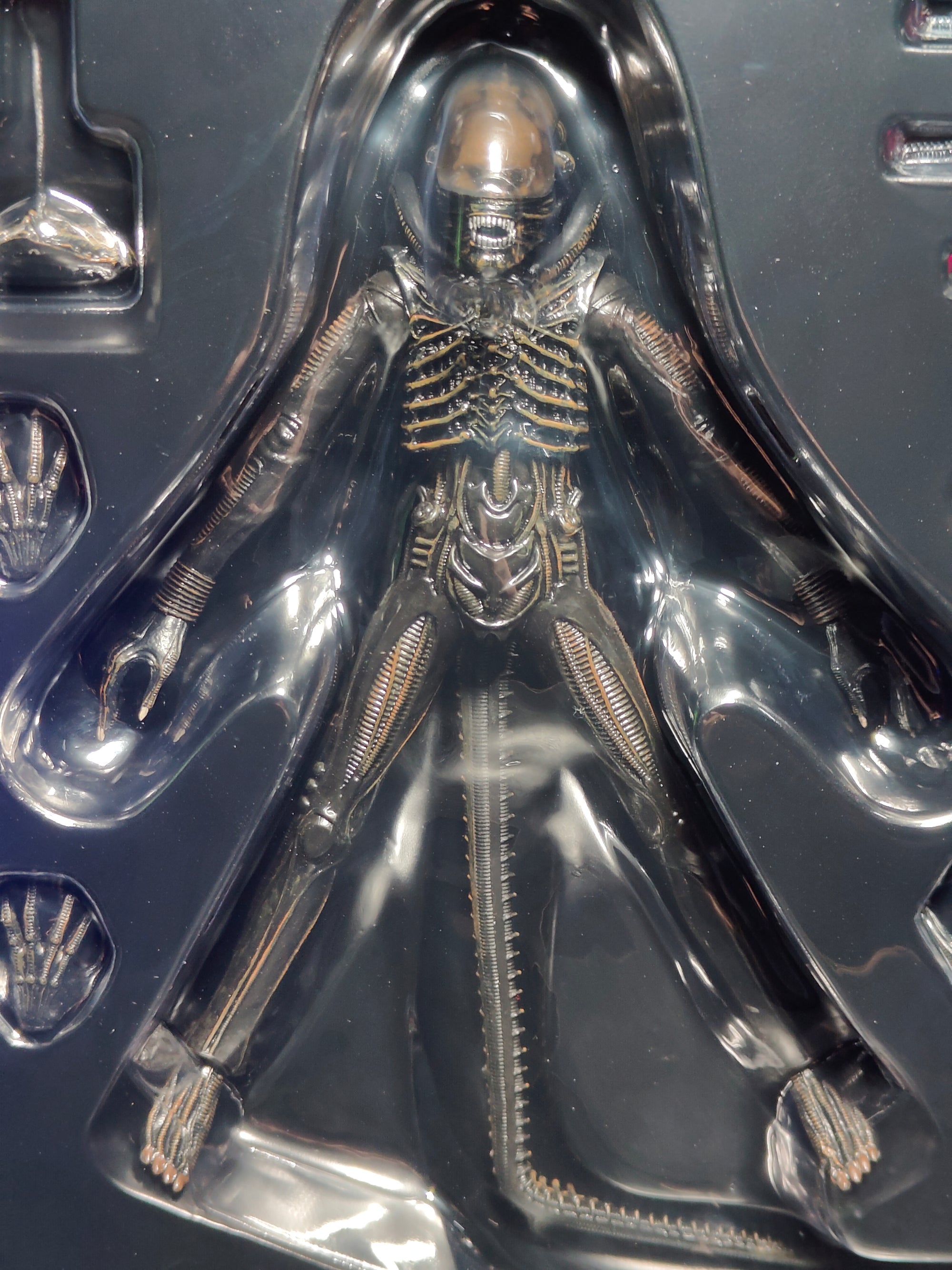 Alien Mezco Toyz One:12 Collective Action Figure – Alien, Mezco Toyz, 18 cm, 2022, pre-owned collector piece, Uncanny Collectibles Dublin Ireland