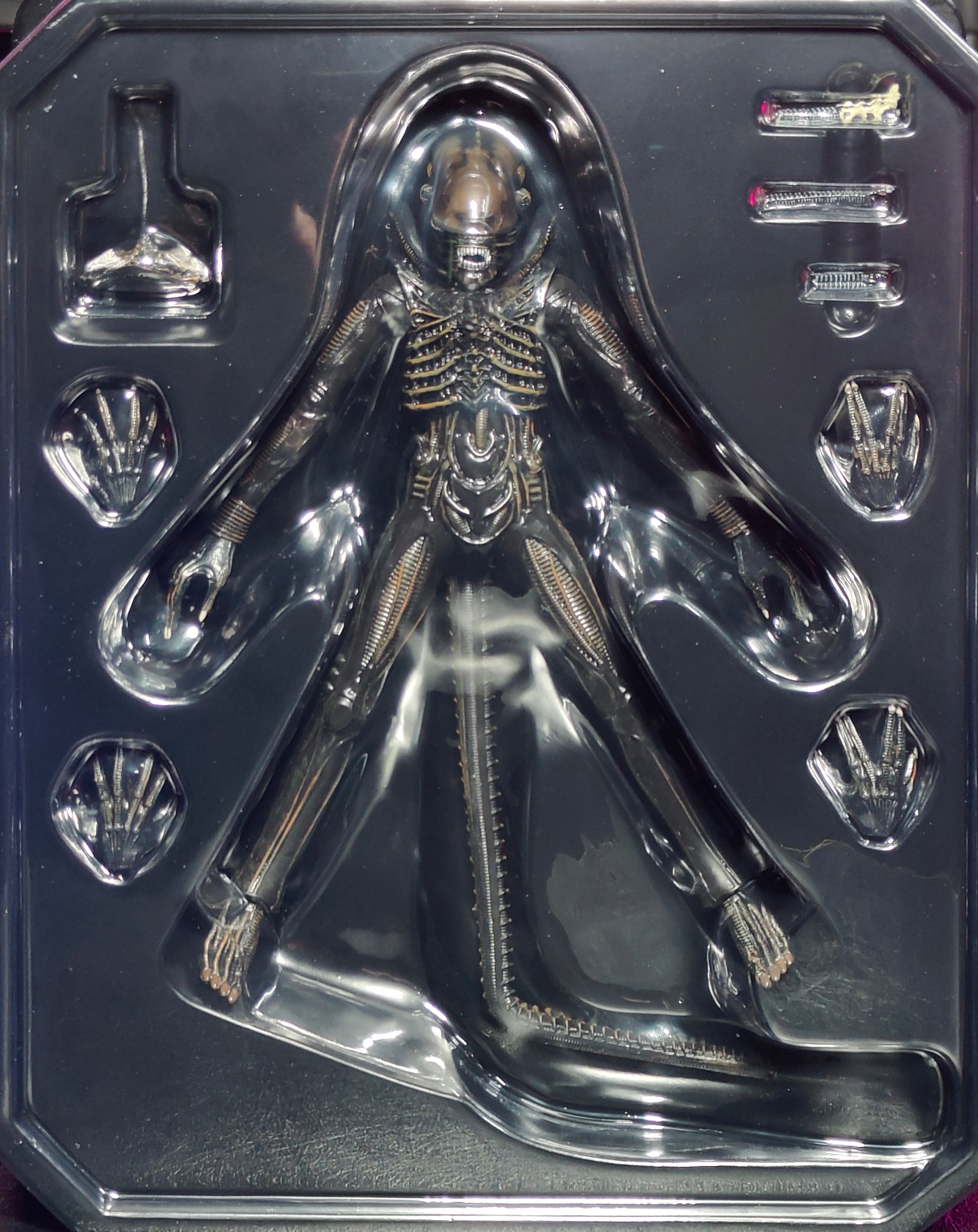 Alien Mezco Toyz One:12 Collective Action Figure – Alien, Mezco Toyz, 18 cm, 2022, pre-owned collector piece, Uncanny Collectibles Dublin Ireland