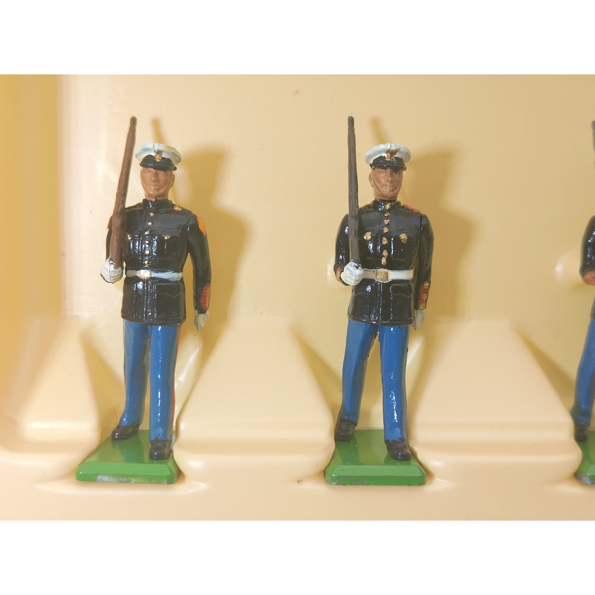 Britains Metal Models 1 U.S. Marine Sergeant 5 U.S. Marines Marching 7302 1986