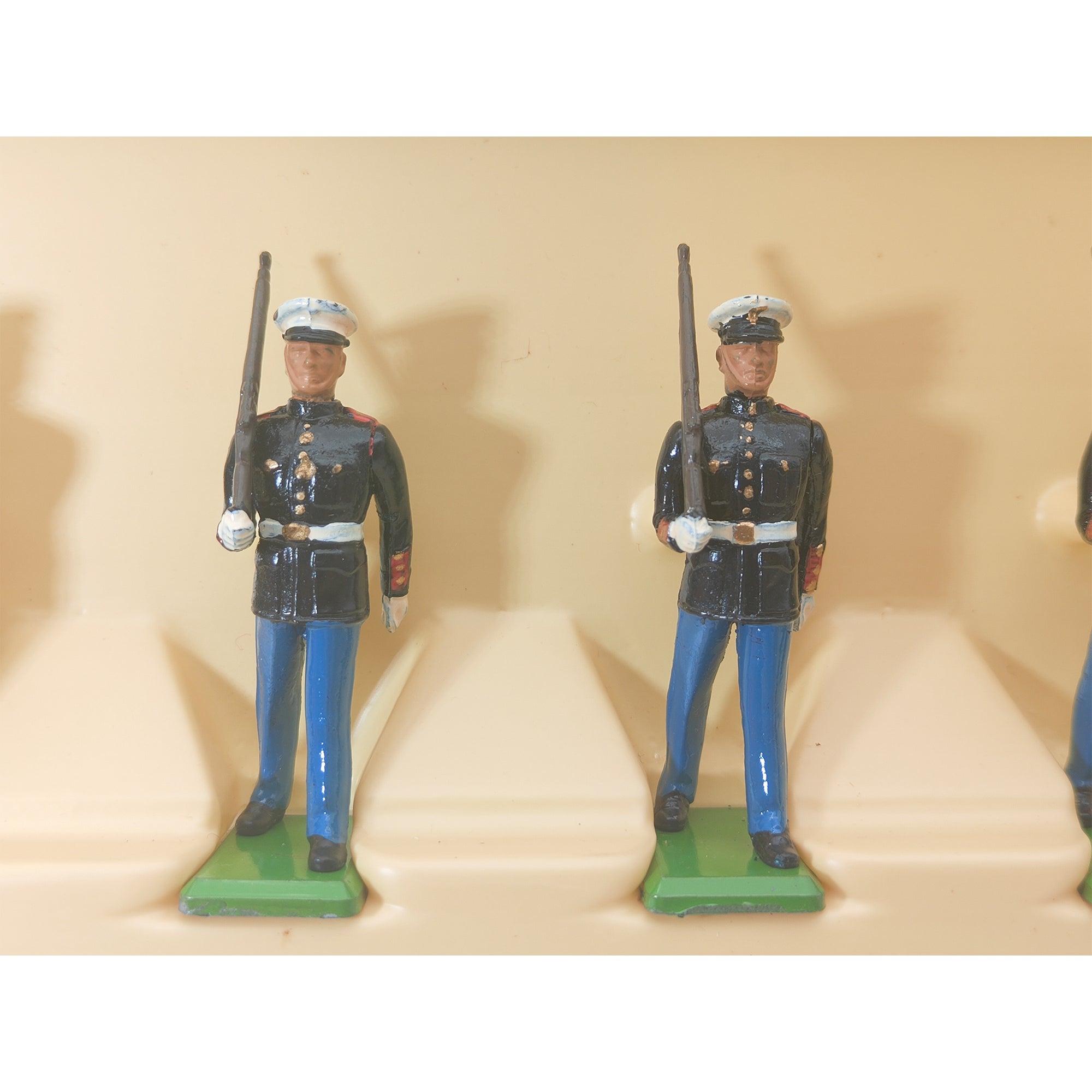 Britains Metal Models 1 U.S. Marine Sergeant 5 U.S. Marines Marching 7302 1986