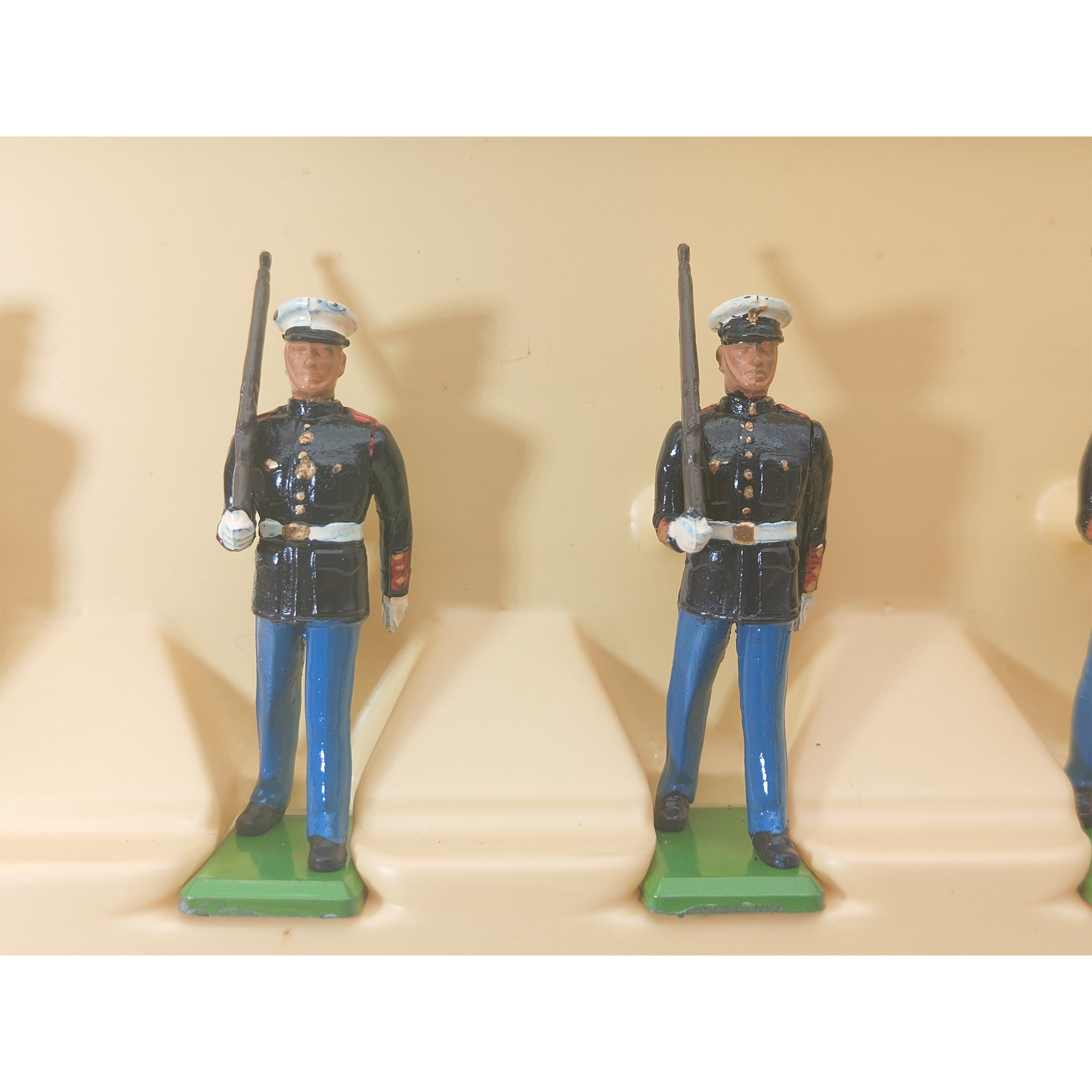 Britains Metal Models 1 U.S. Marine Sergeant 5 U.S. Marines Marching 7302 1986 – Military, Britains, 5 cm, 1986, pre-owned collector piece, Uncanny Collectibles Dublin Ireland