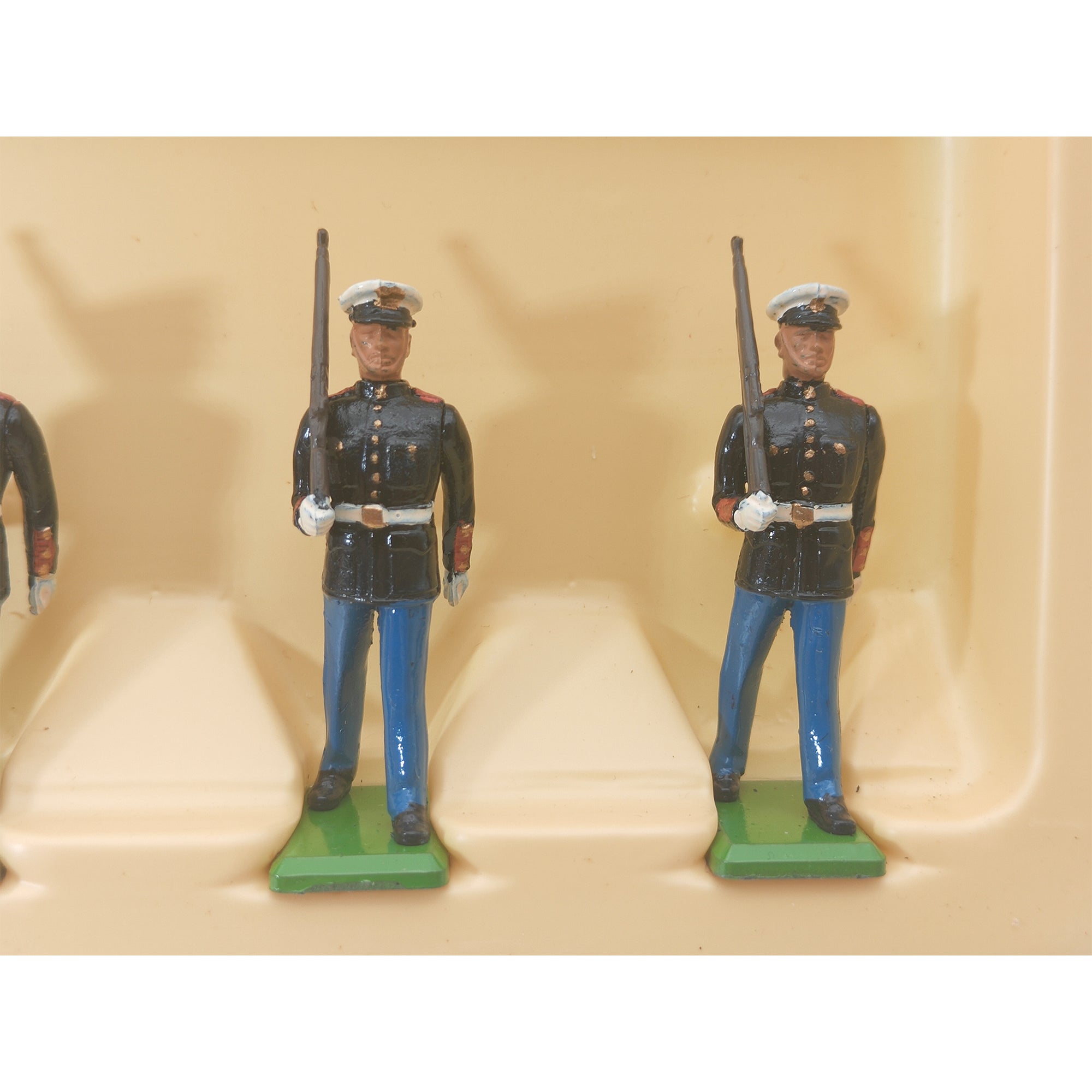 Britains Metal Models 1 U.S. Marine Sergeant 5 U.S. Marines Marching 7302 1986