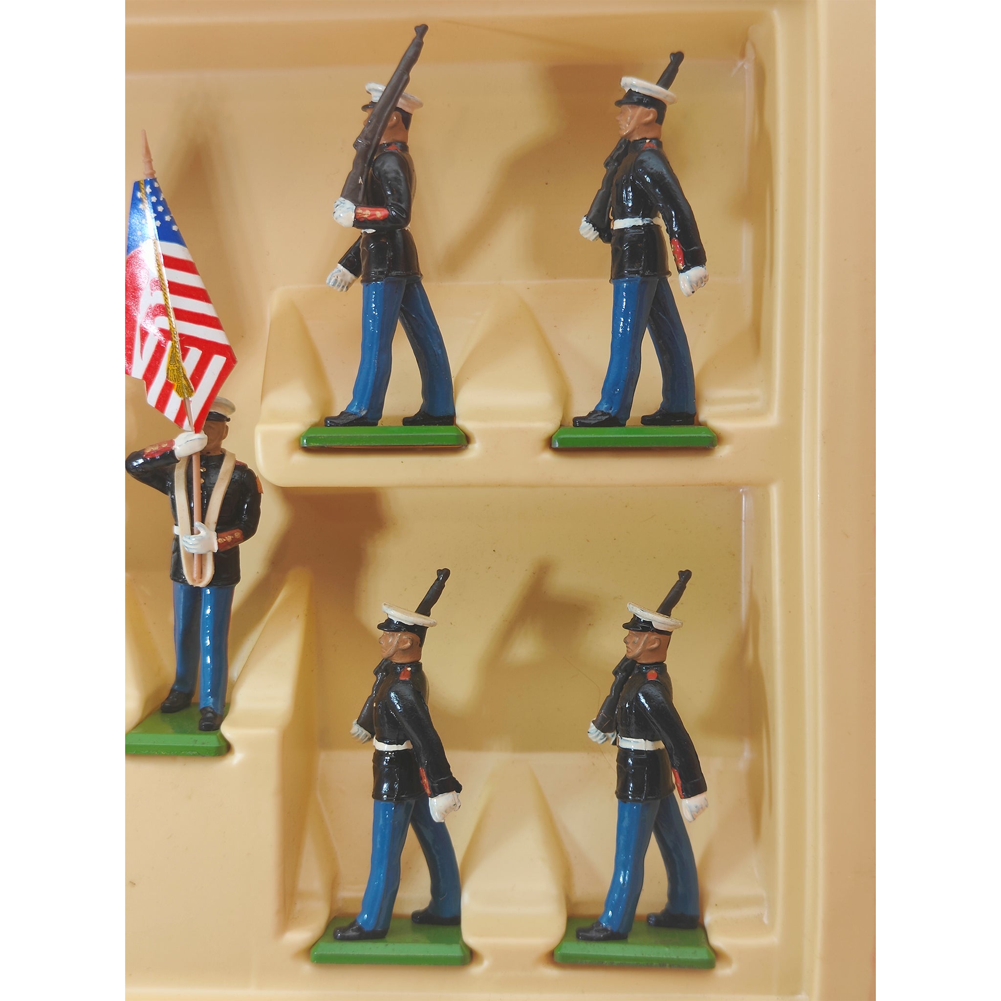 Britains Metal Models U.S. Marine Corps 1 U.S. Marine Sergeant 7 Marines Marching 7303 1986 – Military, Britains, 5 cm, 1986, pre-owned collector piece, Uncanny Collectibles Dublin Ireland