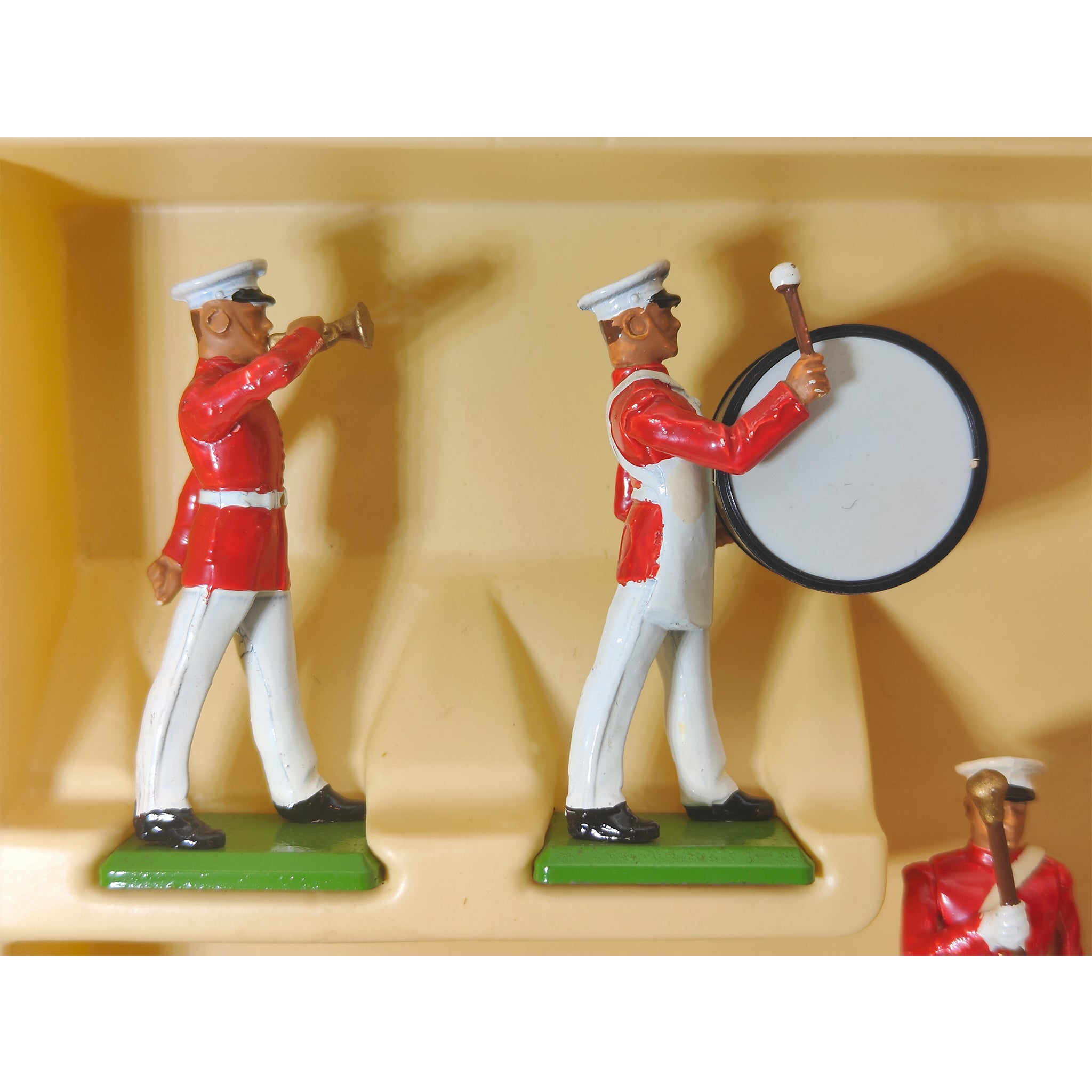 Britains Metal Models U.S. Marine Corps With Drum Major 7305 1986 – Military, Britains, 5 cm, 1986, pre-owned collector piece, Uncanny Collectibles Dublin Ireland