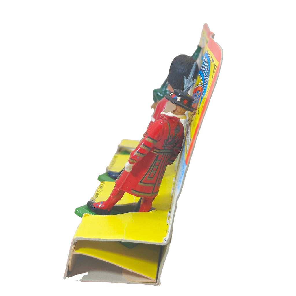 Britains New Metal Models Highland Bagpiper Foot Guard & Beefeater 1986 – Military, Britains, 5 cm, 1986, pre-owned collector piece, Uncanny Collectibles Dublin Ireland