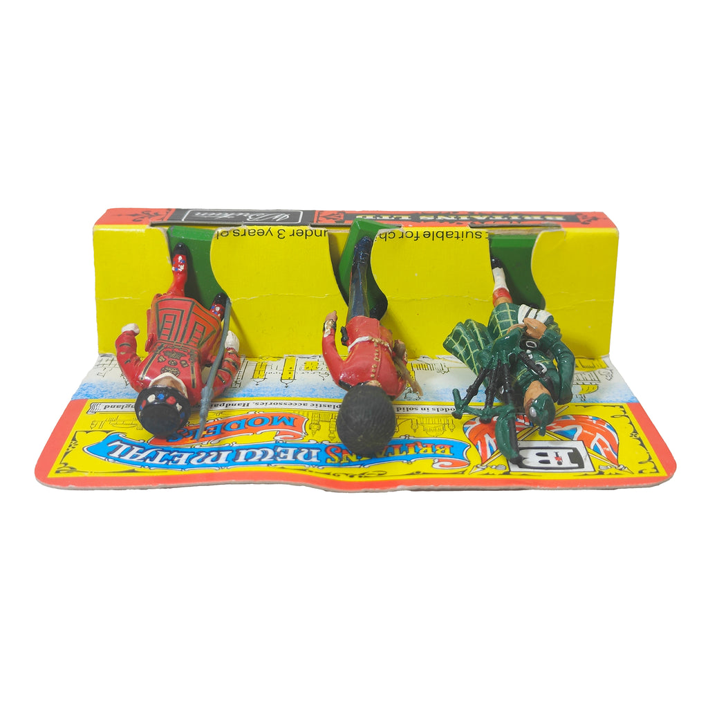 Britains New Metal Models Highland Bagpiper Foot Guard & Beefeater 1986 – Military, Britains, 5 cm, 1986, pre-owned collector piece, Uncanny Collectibles Dublin Ireland