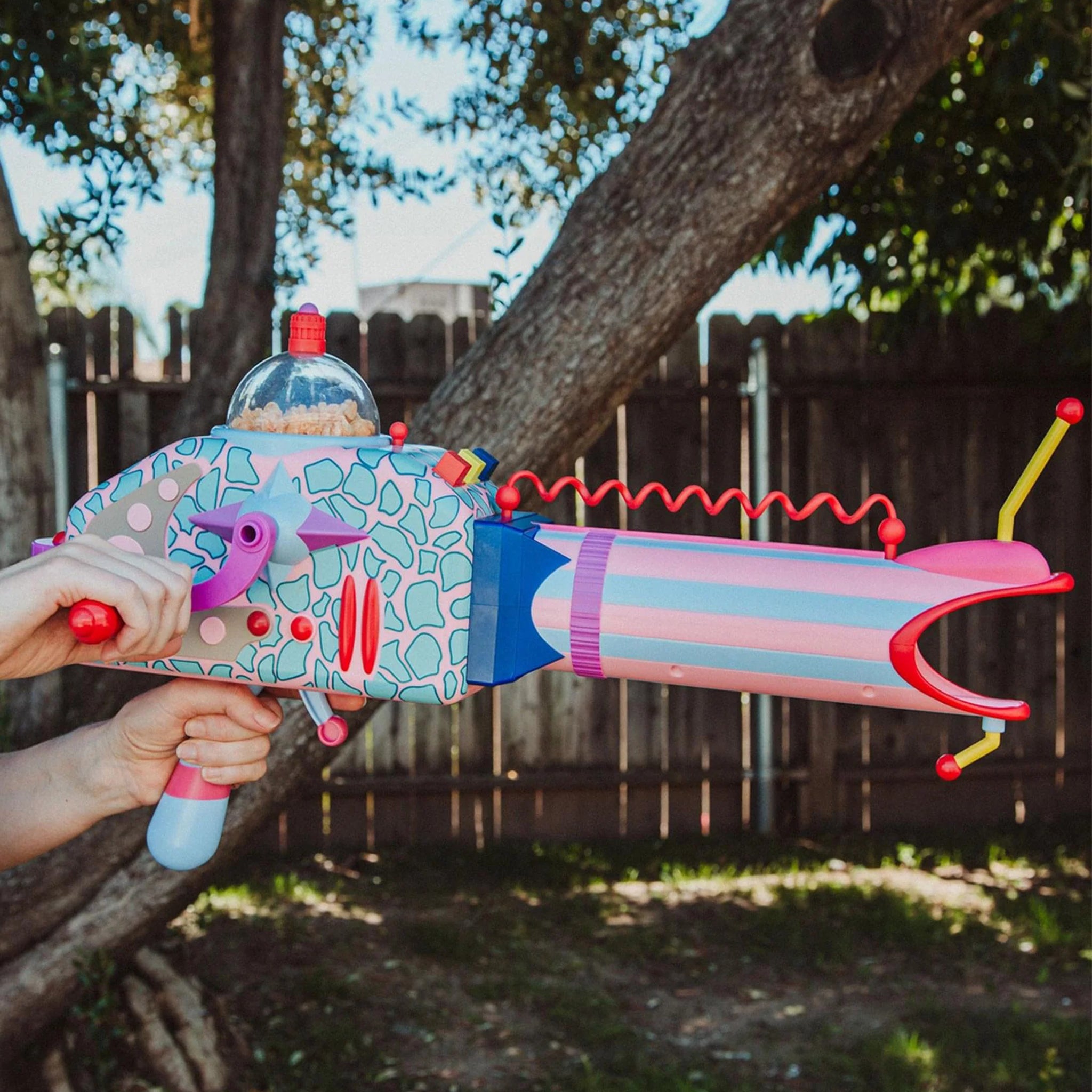 Killer Klowns From Outer Space Popcorn Bazooka Electronic Prop Replica 61cm – Killer Klowns from Outer Space, Syndicate Collectibles, 60 cm, 2024, brand new collector item, Uncanny Collectibles Dublin Ireland