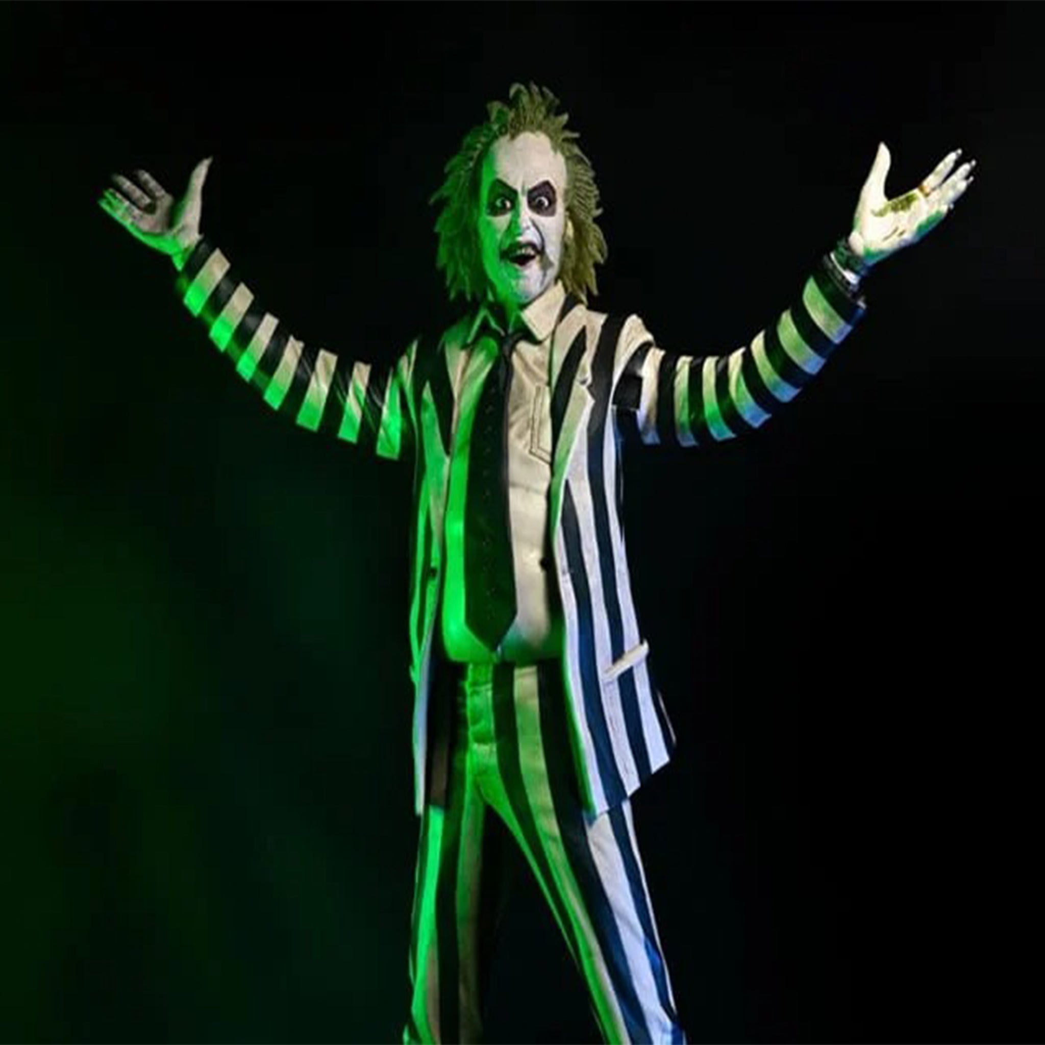 NECA Beetlejuice 1988 Striped Suit Beetlejuice 1/4 Scale Action Figure with Sound – photo 6 of 11