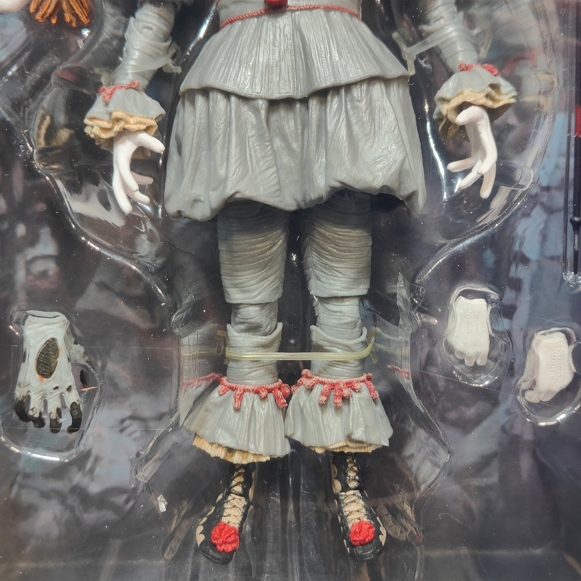 NECA IT 2017 Ultimate Well House Pennywise Action Figure 2024 18cm