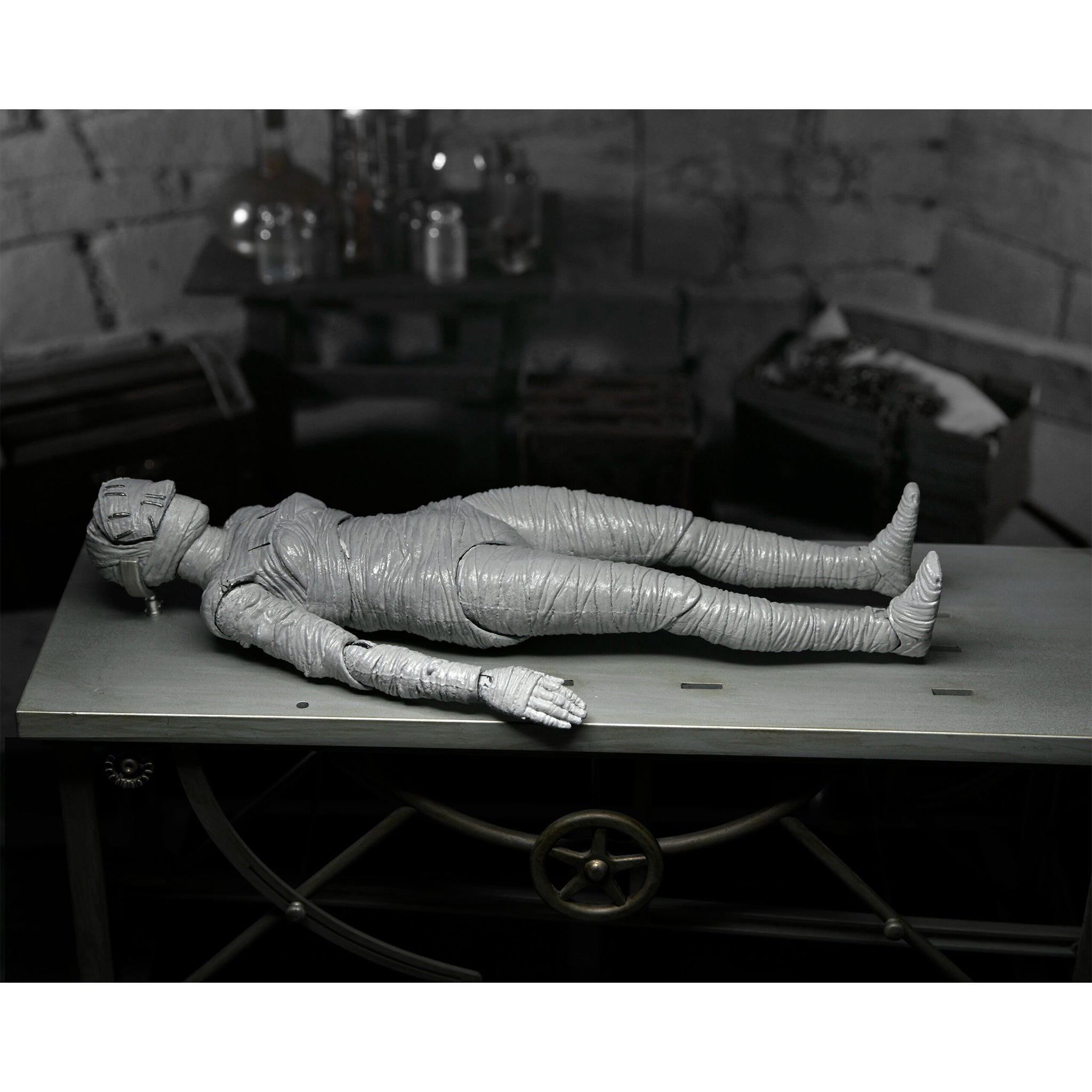NECA Ultimate Bride of Frankenstein Universal Monsters Black & White Action Figure – photo 5 of 11