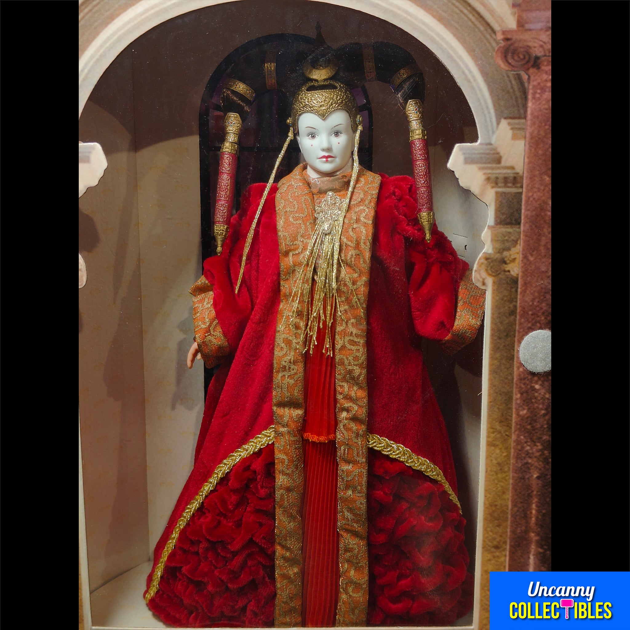 Star Wars Episode 1 Queen Amidala Red Senate Gown 1999 Portrait Edition Doll Hasbro 30cm – Star Wars, Hasbro, 30 cm, 1999, pre-owned collector piece, Uncanny Collectibles Dublin Ireland
