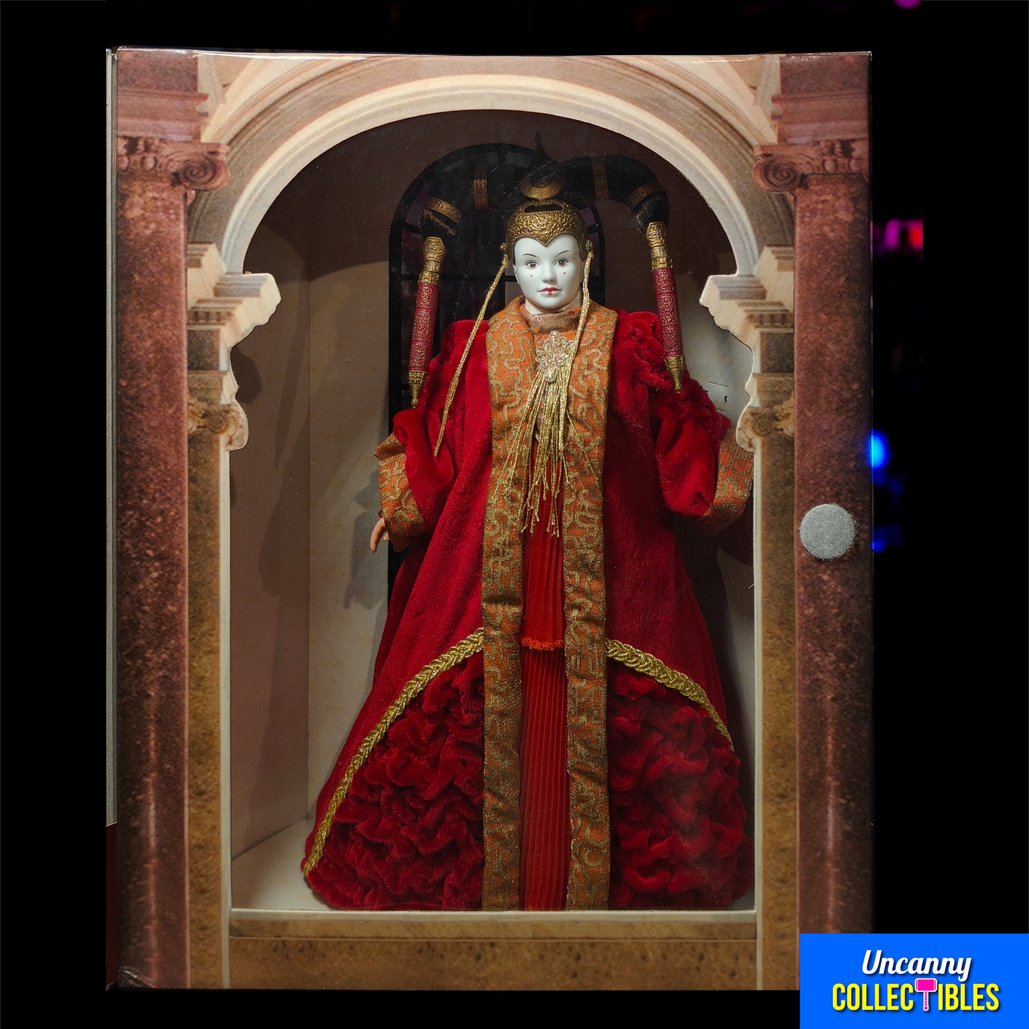 Star Wars Episode 1 Queen Amidala Red Senate Gown 1999 Portrait Edition Doll Hasbro 30cm – Star Wars, Hasbro, 30 cm, 1999, pre-owned collector piece, Uncanny Collectibles Dublin Ireland