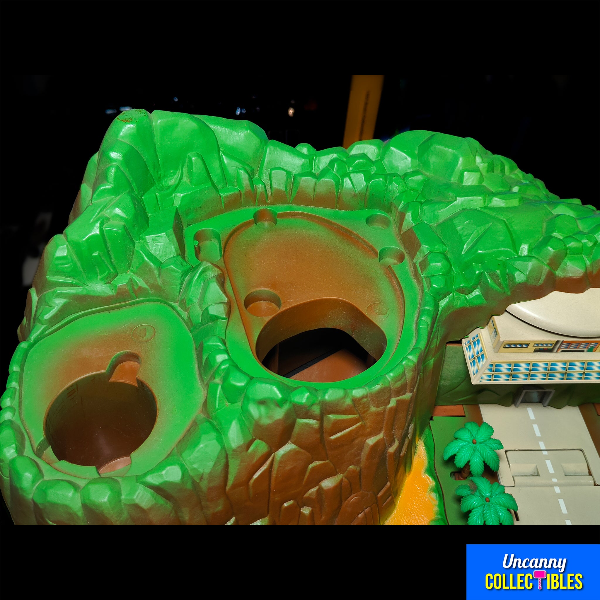 Thunderbirds Tracy Island Electronic Playset Vivid Imagination 2000 – Thunderbirds, Vivid Imaginations, 40 cm, 2000, pre-owned collector piece, Uncanny Collectibles Dublin Ireland